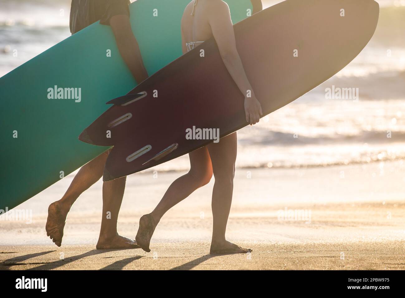 Surfer mit Surfbrettern am Strand in Bali, Indonesien. Stockfoto