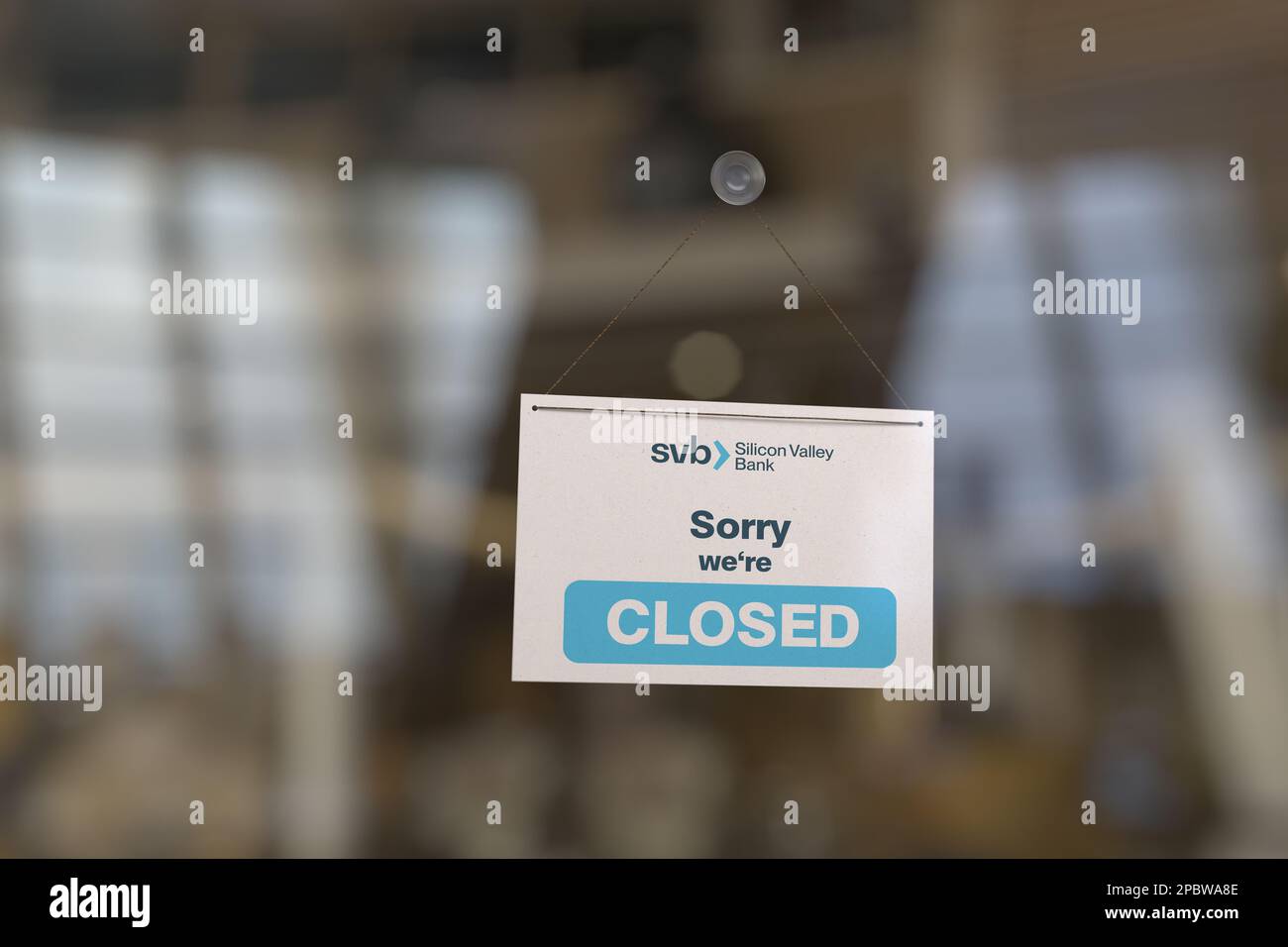 Ein Schild mit dem Logo der Silicon Valley Bank „Sorry we're closed“. Stockfoto