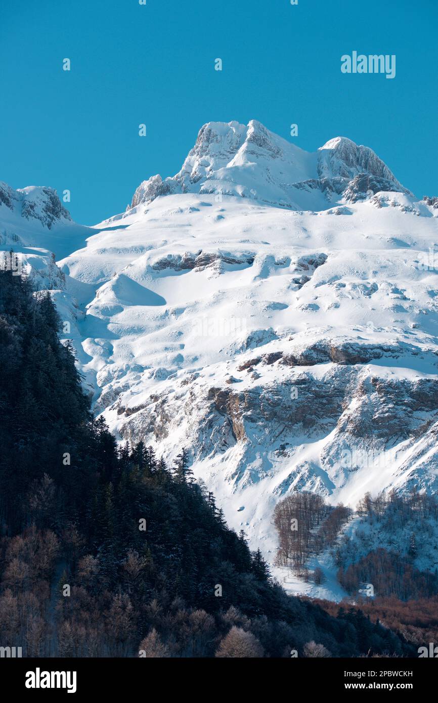 Schneebedeckte Gipfel im Canfranc Valley in den Pyrenäen Stockfoto