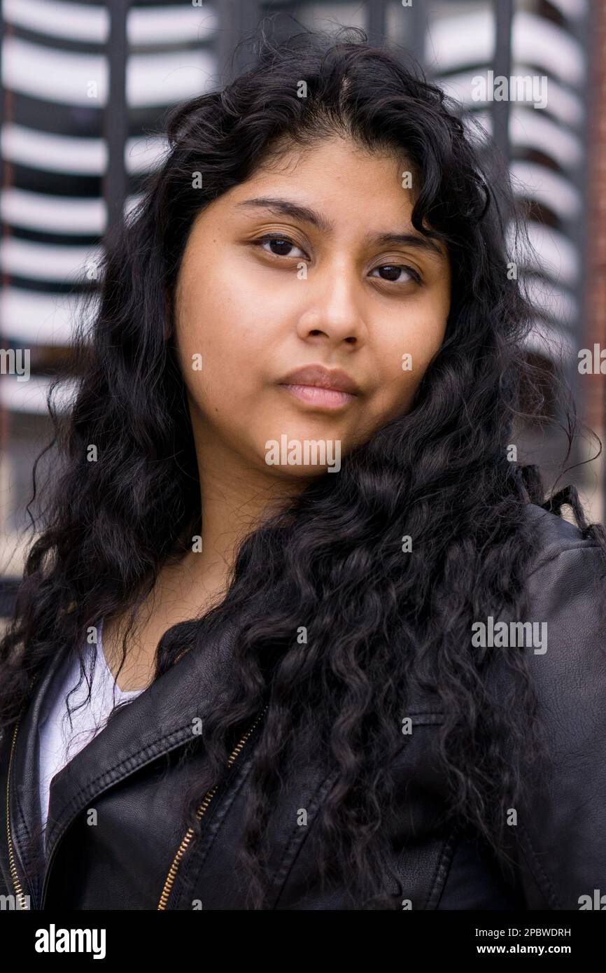 Guatemala-Mädchen in einer schwarzen Jacke Stockfoto