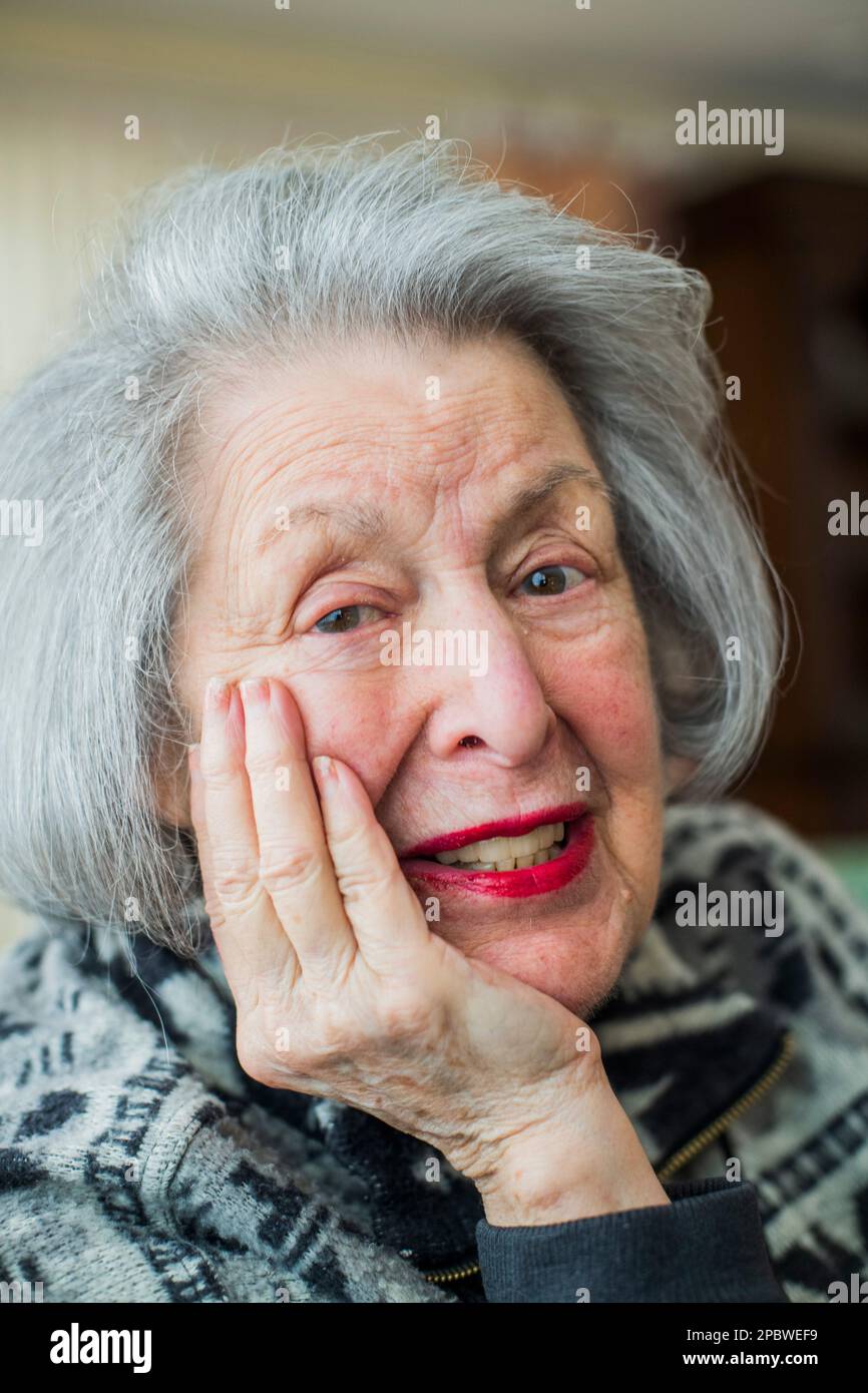 Porträt einer Großmutter mit roten Lippen Stockfoto