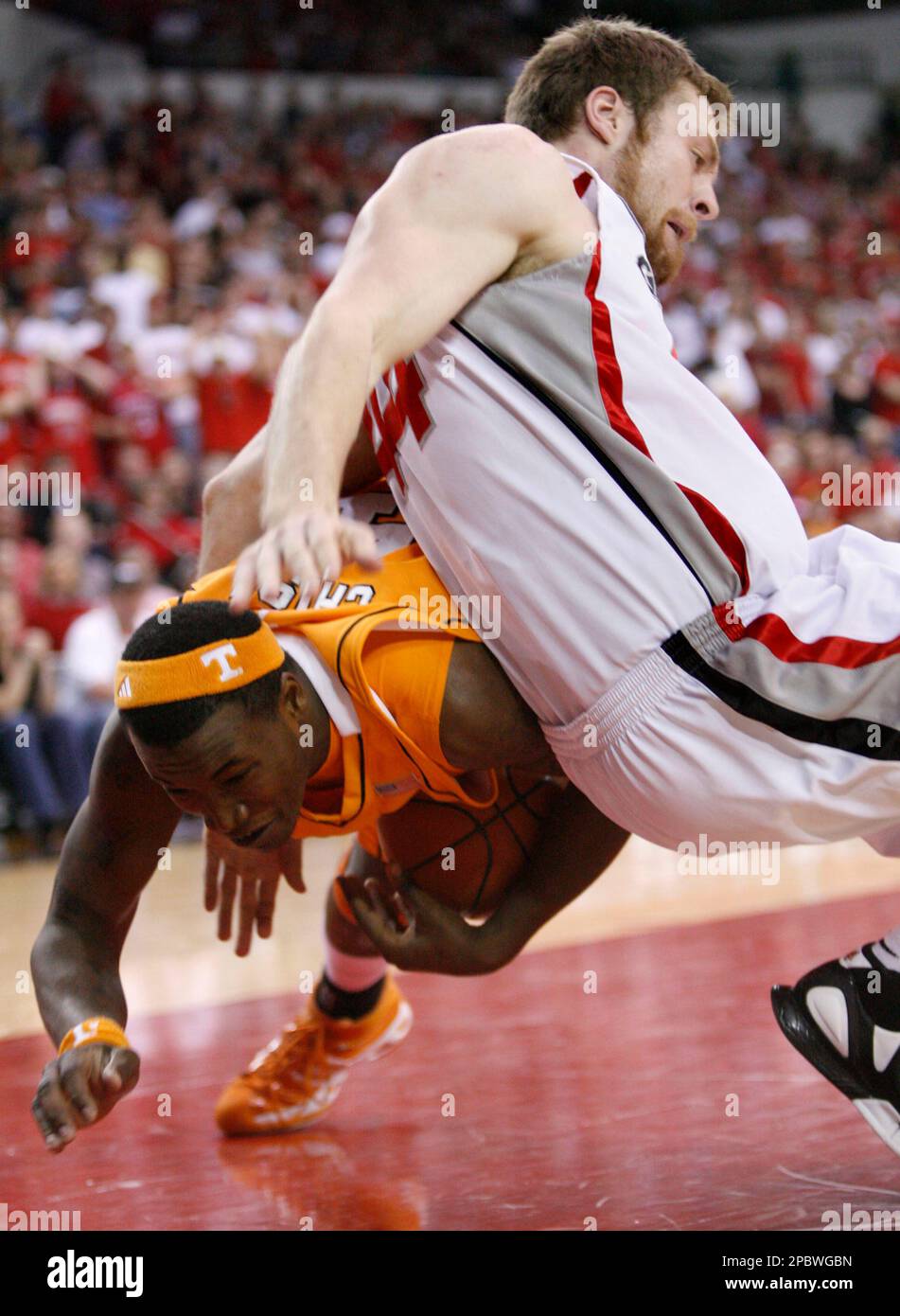 Tennessee forward Wayne Chism, left, grabs a loose ball and goes to the