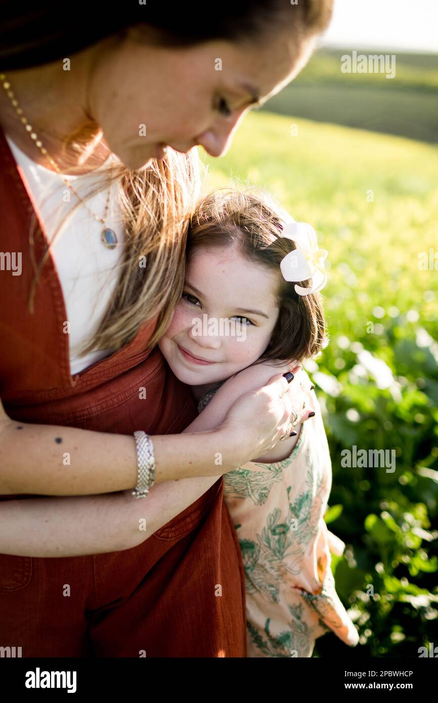 Die 7-jährige umarmt Mom im Außendienst in San Diego Stockfoto