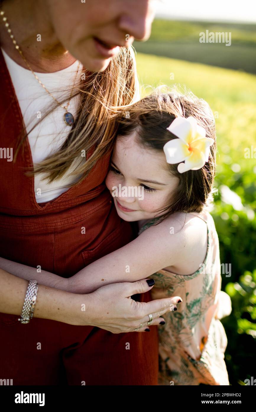 Die 7-jährige umarmt Mom im Außendienst in San Diego Stockfoto