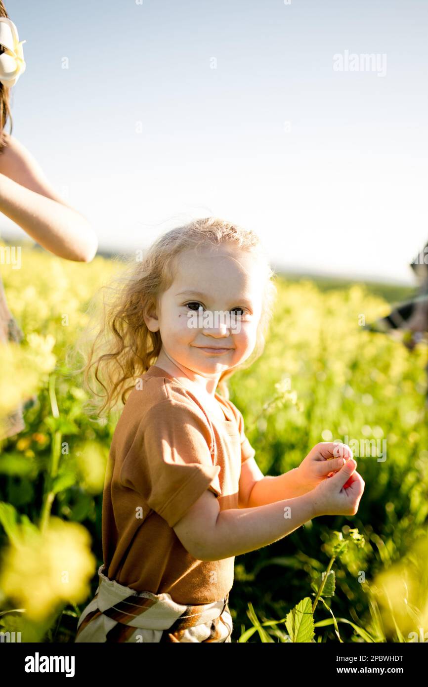 Ein zweijähriges Mädchen, das in Flower Field in San Diego steht Stockfoto