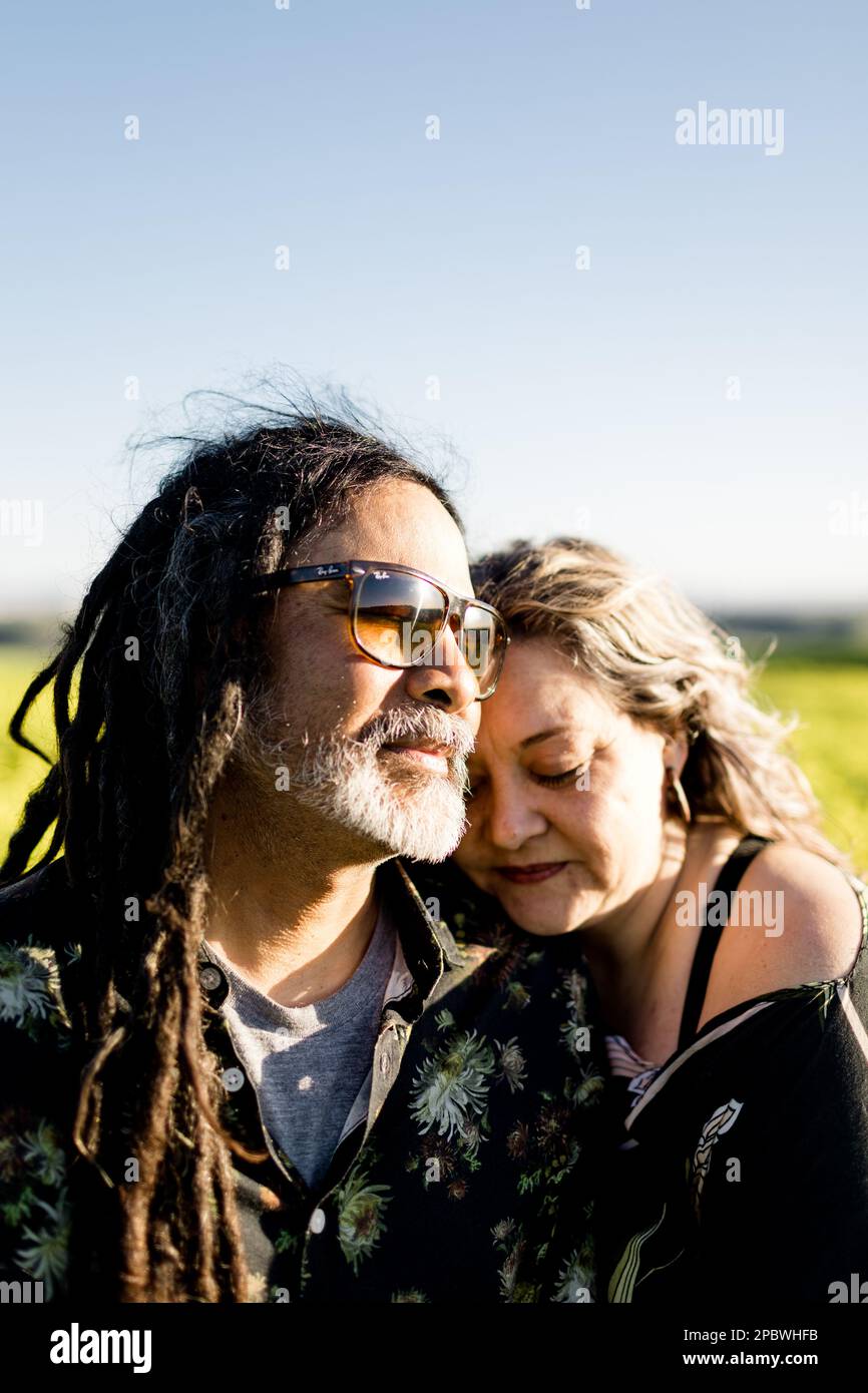 Ehemann und Ehefrau im Flower Field at Sunset in San Diego Stockfoto