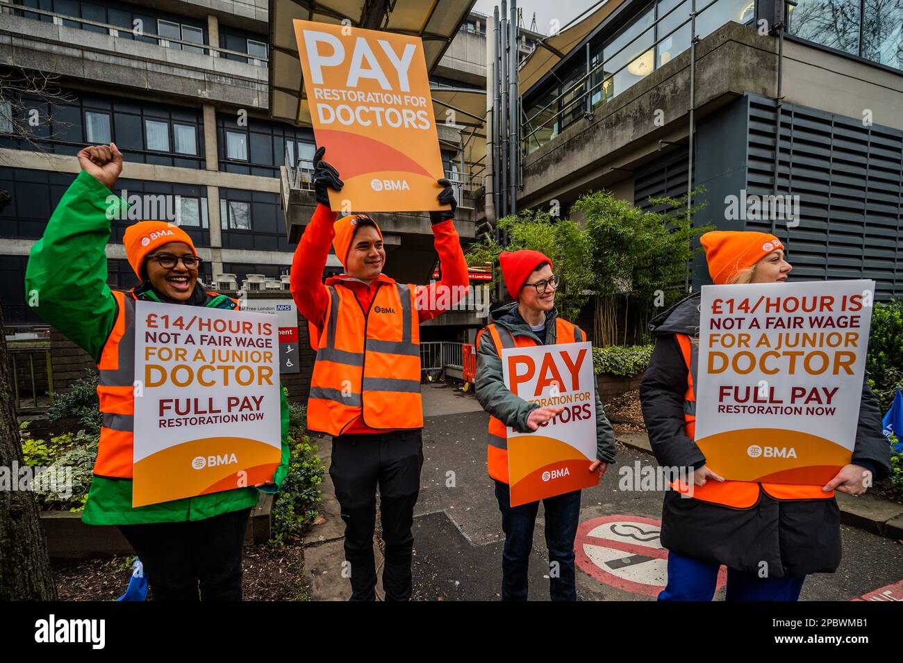 London, Großbritannien. 13. März 2023. Die Streikposten am Royal Free Hospital in Hampstead - Junior Doctors (alle Ärzte unter der Ebene des Beraters) beginnen einen dreitägigen Streik über Lohn und Arbeitsbedingungen. Kredit: Guy Bell/Alamy Live News Stockfoto