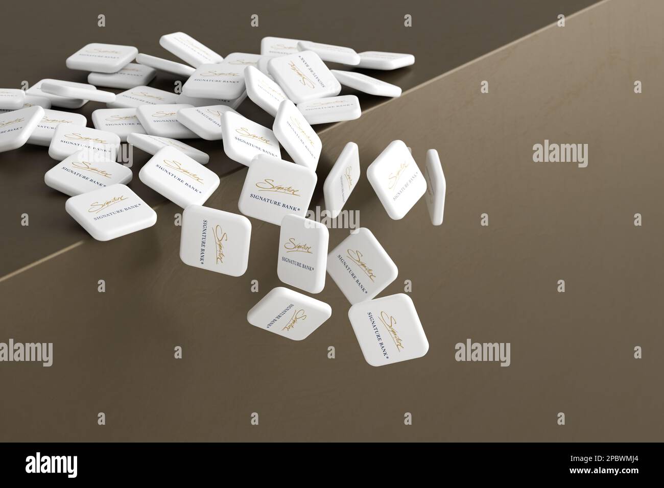 Konzept: Der Niedergang der Signature Bank New York. Logos der Signature Bank, die über einen Rand/eine Klippe fallen Stockfoto