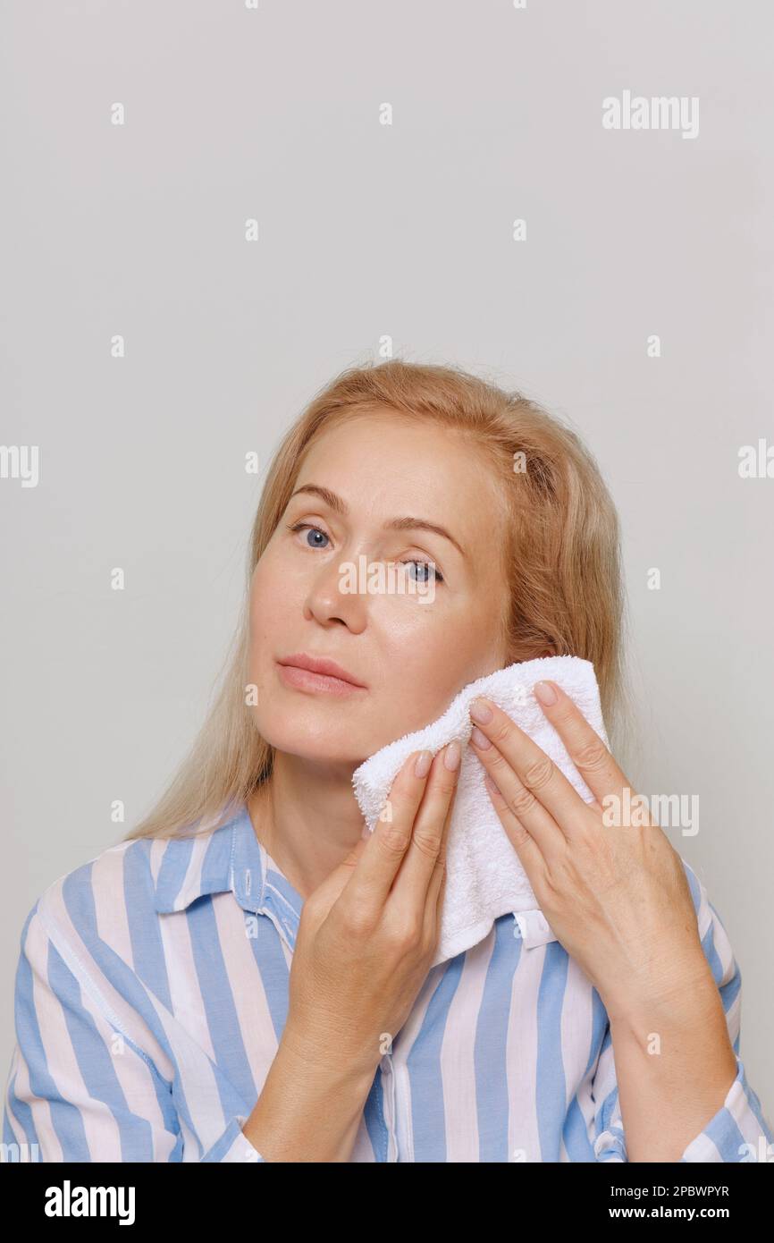 Prächtige reife ältere Frau, Gesichtspflegekonzept. Stockfoto