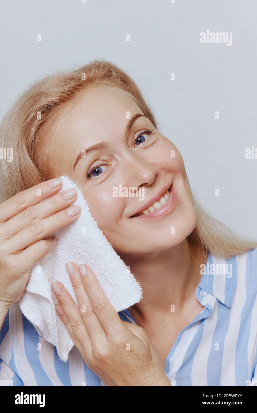 Prächtige reife ältere Frau, Gesichtspflegekonzept. Stockfoto