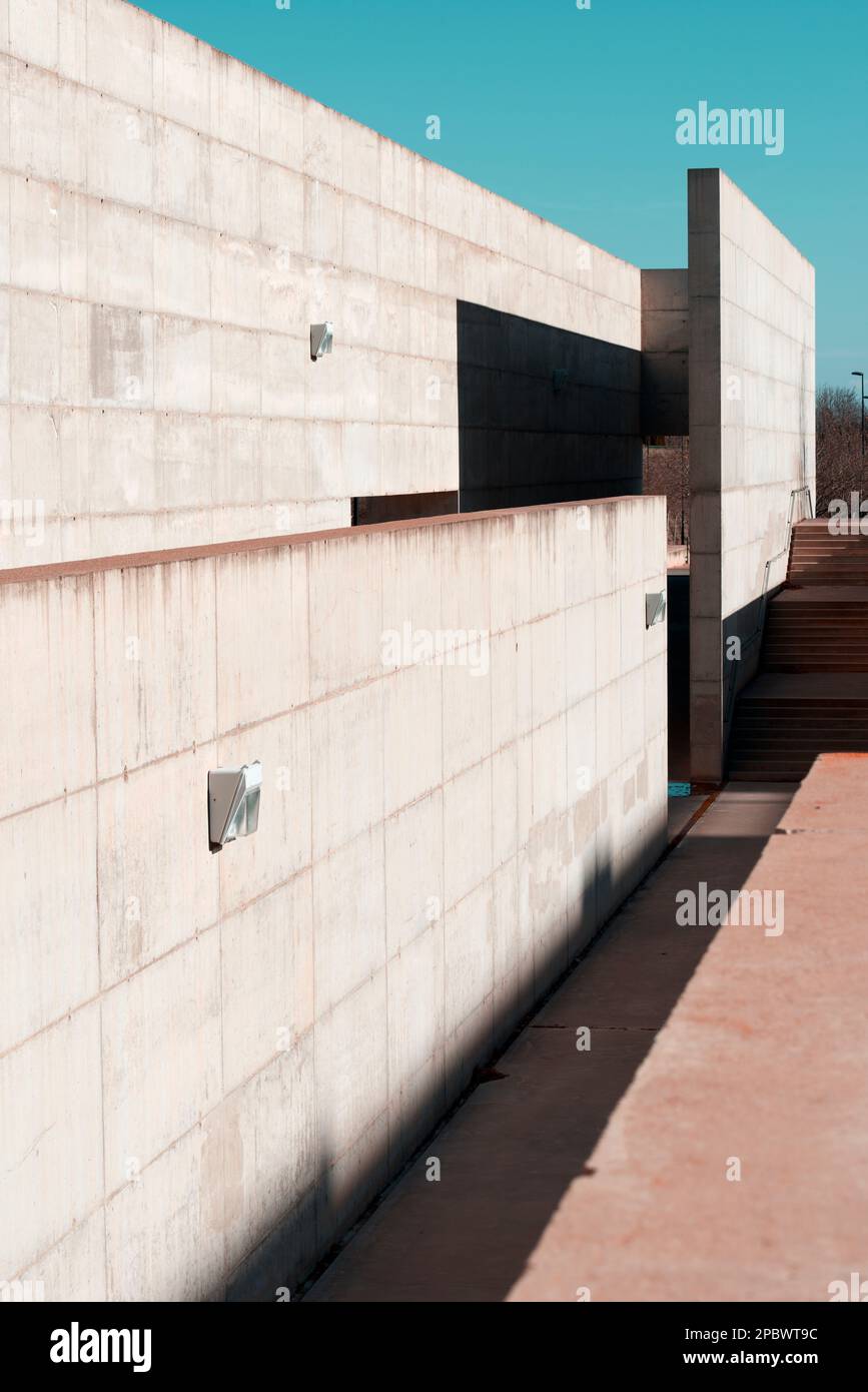 Stahlbetonstrukturen in einem öffentlichen Raum in Saragossa, Spanien. Stockfoto