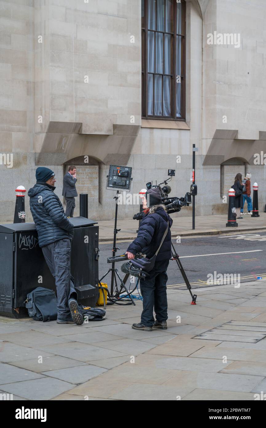 BBC-Kameramann wartet vor dem Old Bailey Central Criminal Court auf ein Urteil über zusätzliche Anklagen gegen Wayne Couzens. Stockfoto