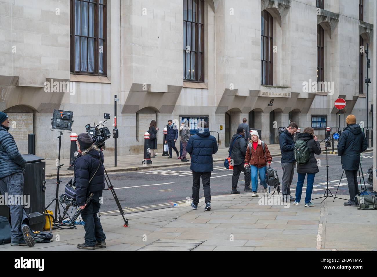 Vor dem Old Bailey Central Criminal Court warten Kamerateams auf ein Urteil über zusätzliche Anklagen gegen Wayne Couzens. Stockfoto