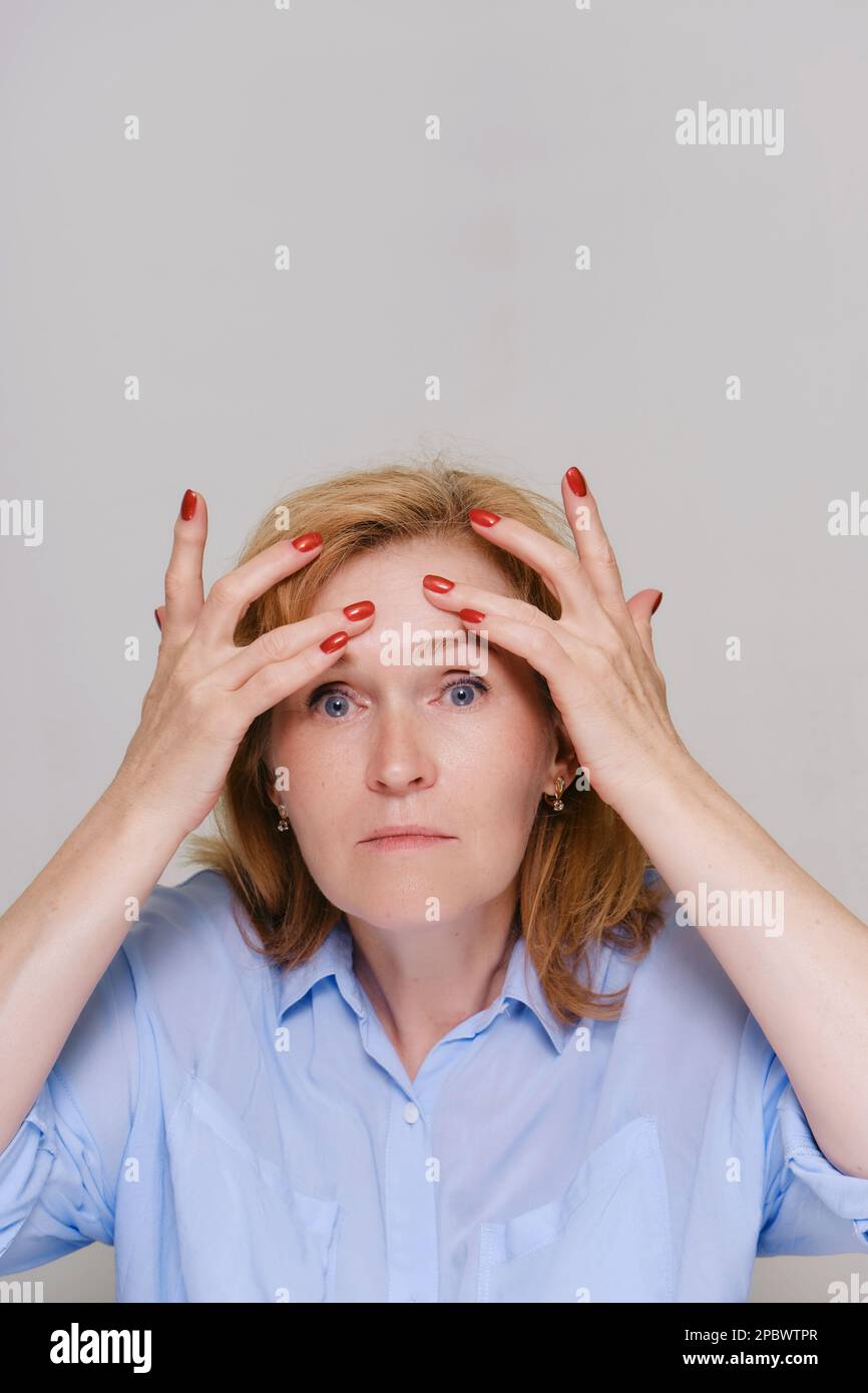 Prächtige reife ältere Frau, Gesichtspflegekonzept. Stockfoto