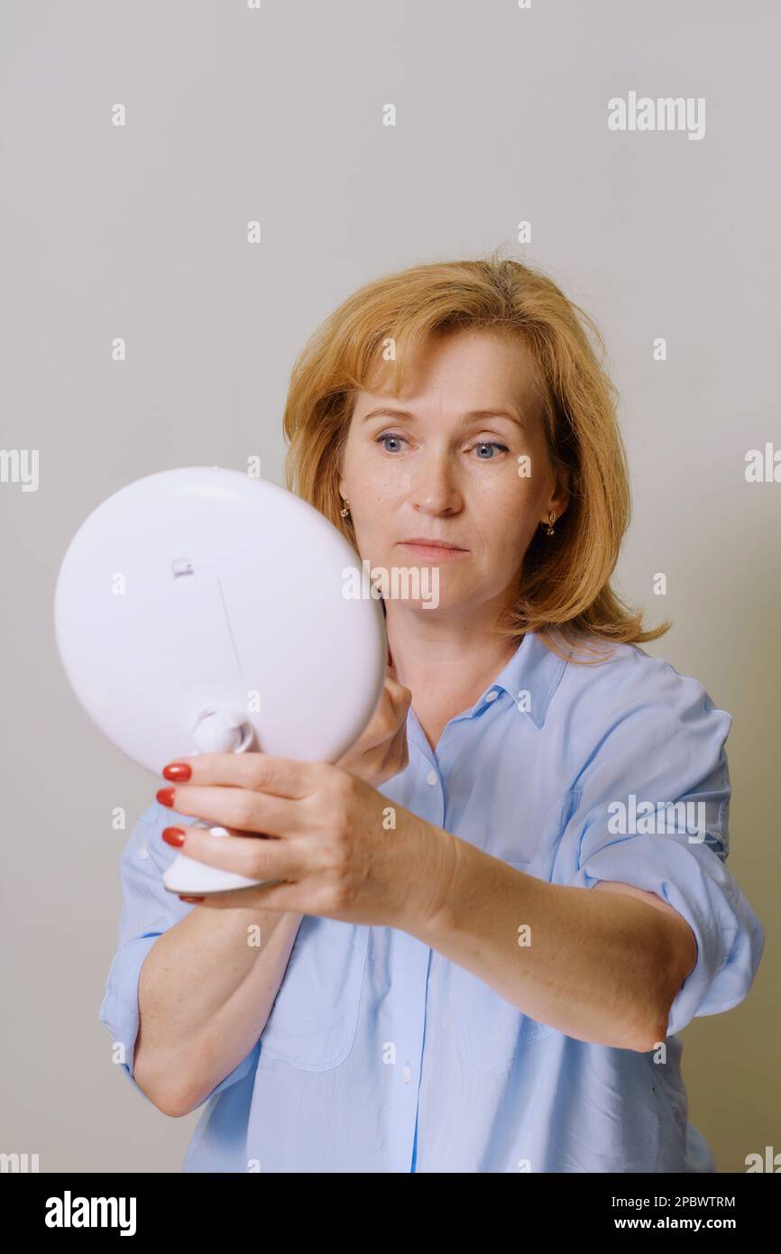 Prächtige reife ältere Frau, Gesichtspflegekonzept. Stockfoto
