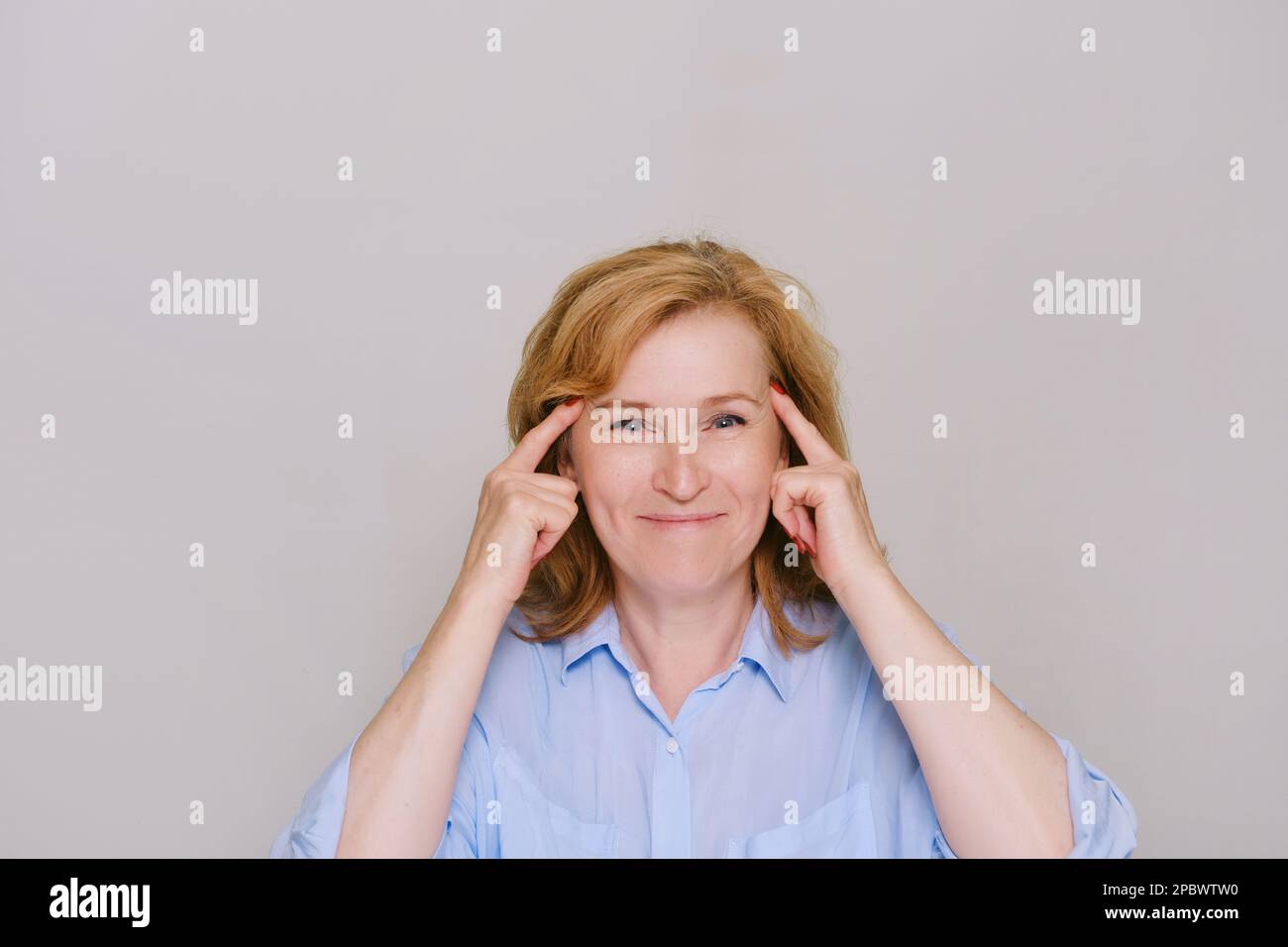 Prächtige reife ältere Frau, Gesichtspflegekonzept. Stockfoto
