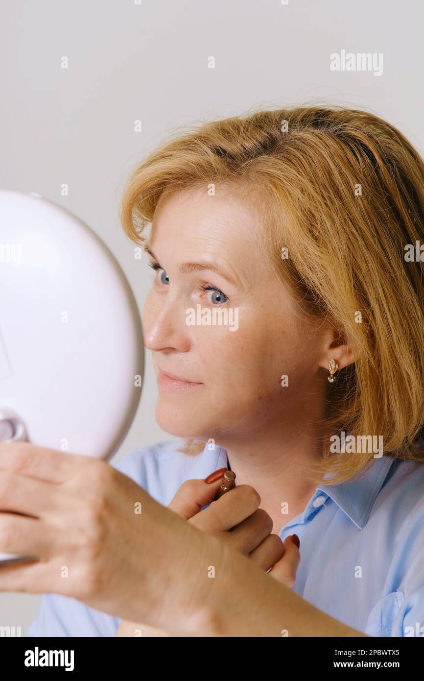 Prächtige reife ältere Frau, Gesichtspflegekonzept. Stockfoto