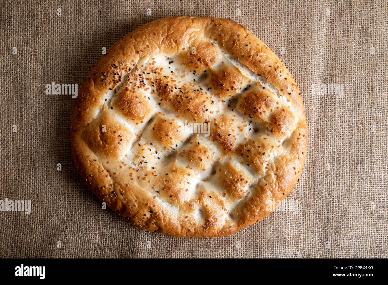 Traditionelle Ramadan-Pita auf Leinensack. Heiliges Brot für Muslime Stockfoto