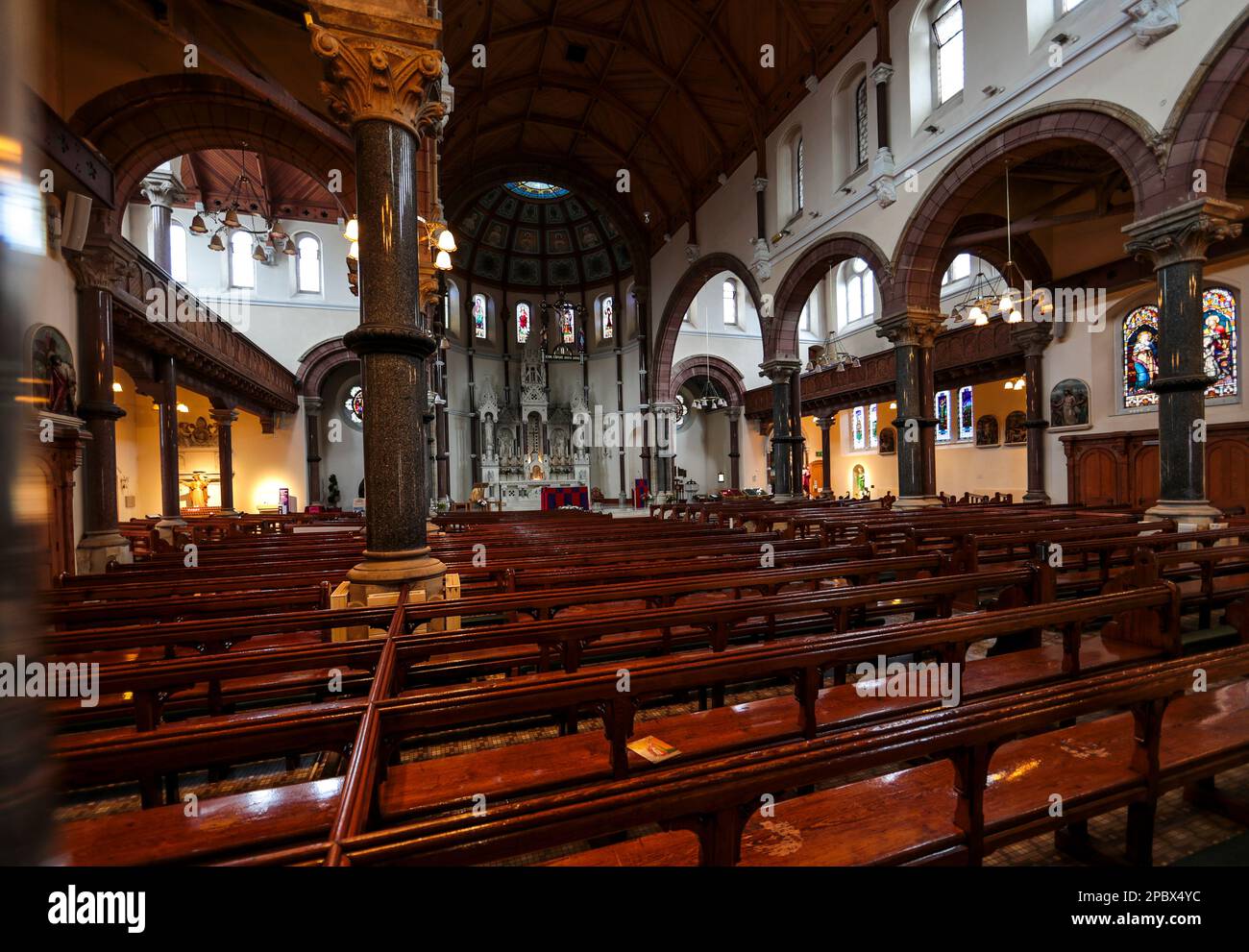 Innenraum der St. Patrick's Catholic Church, Belfast Stockfoto