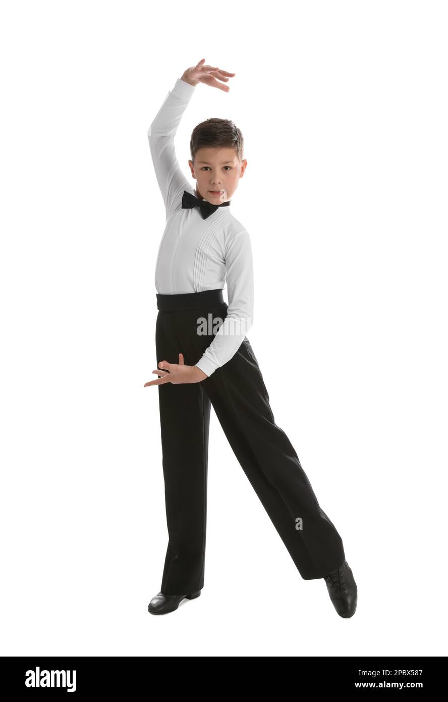 Schön gekleideter kleiner Junge, der auf weißem Hintergrund tanzt Stockfoto