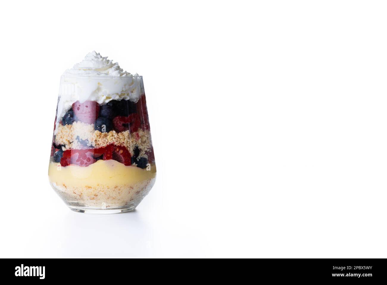 Kleine Nachspeise mit Beeren und Sahne, isoliert auf weißem Hintergrund. Typisch englisches Dessert Stockfoto