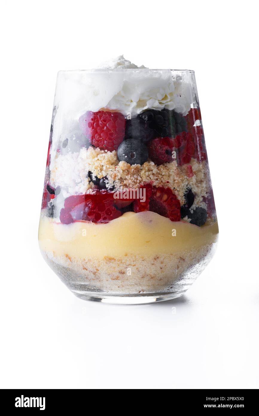 Kleine Nachspeise mit Beeren und Sahne, isoliert auf weißem Hintergrund. Typisch englisches Dessert Stockfoto