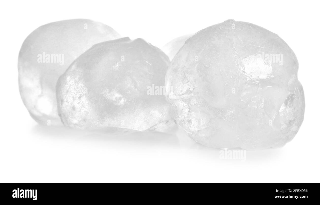 Viele gefrorene Eisbälle auf weißem Hintergrund Stockfoto