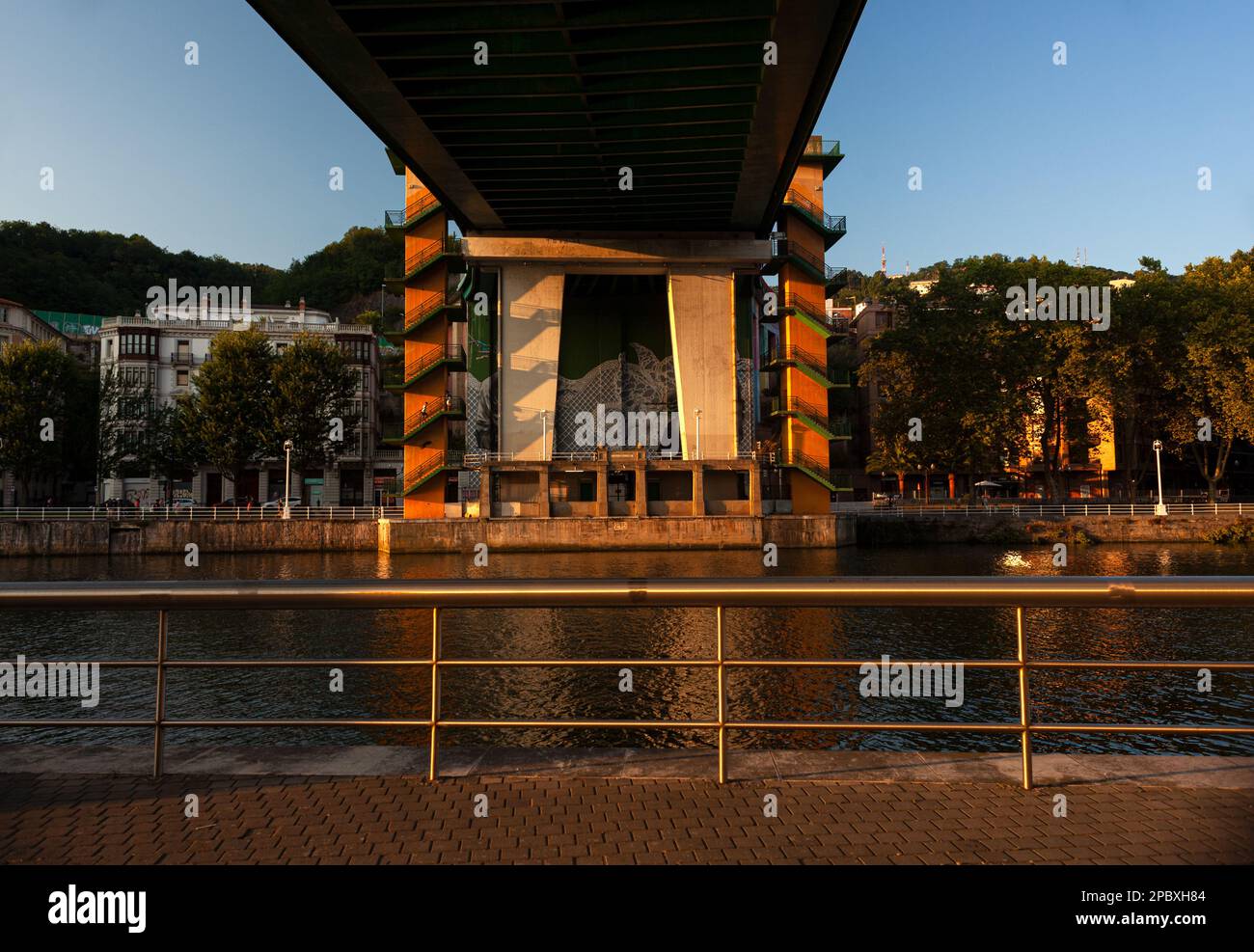 Die Brücke La Salve von unten in Bilbao Stockfoto