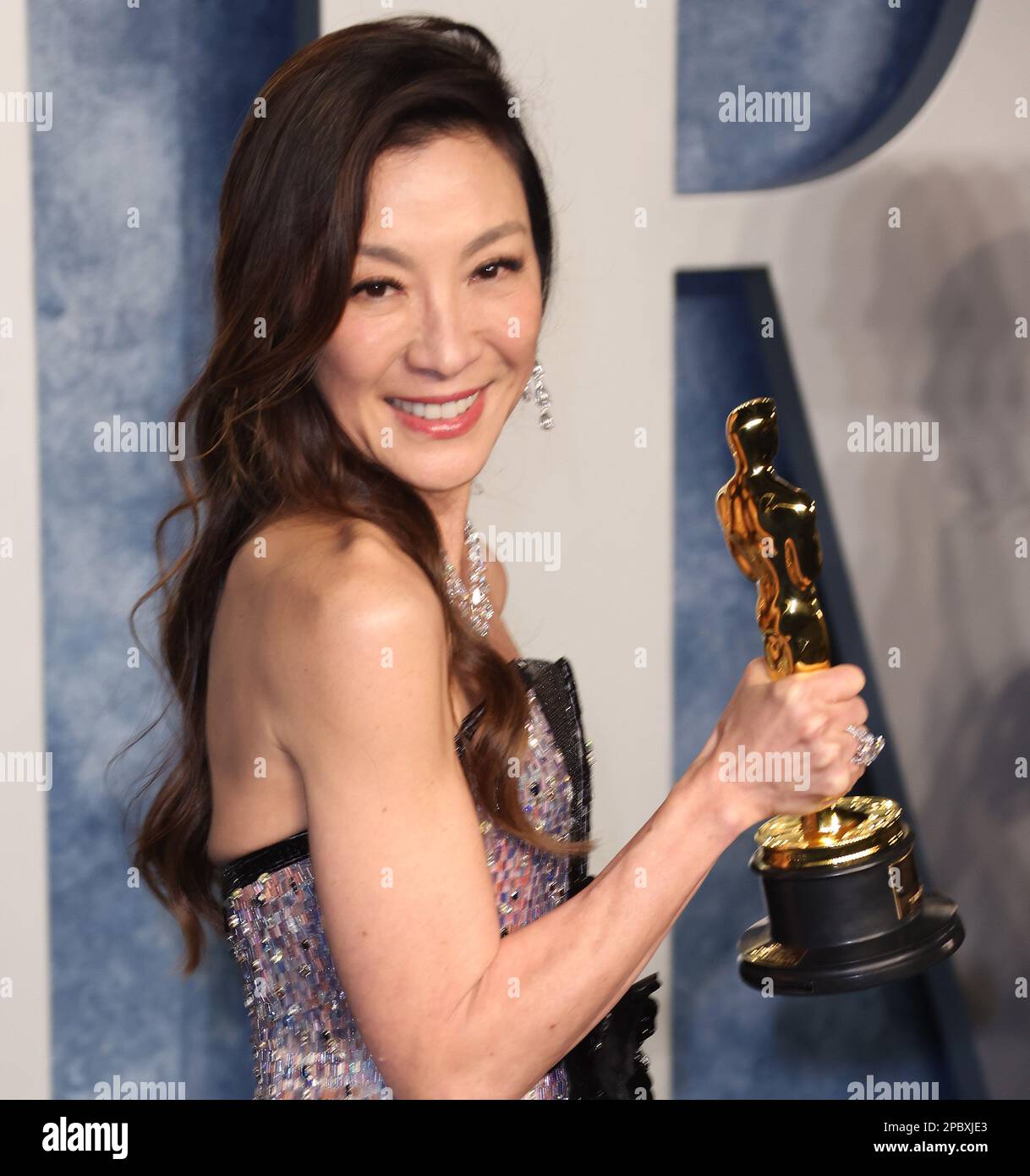Beverly Hills, USA. 13. März 2023. Michelle Yeoh nimmt am 12. März 2023 an der Vanity Fair Oscar Party 2023 im Wallis Annenberg Center for the Performing Arts in Beverly Hills, Kalifornien, Teil. Foto: Crash/imageSPACE Credit: Imagespace/Alamy Live News Stockfoto