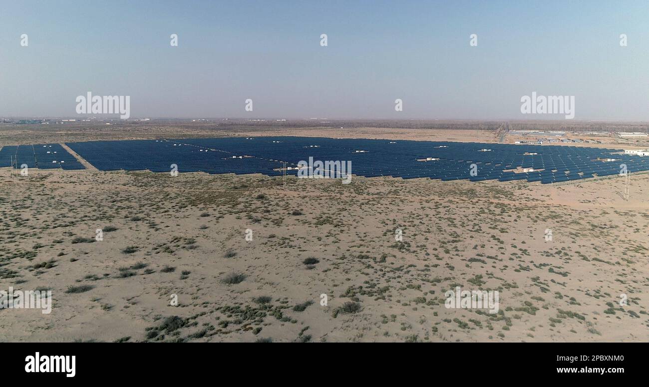 HAMI, CHINA - 12. MÄRZ 2023 - Dunkelblaue Solarpaneele erstrecken sich über die riesige Wüste Gobi in Hami, Provinz Xinjiang, China, 12. März 2023. Stockfoto