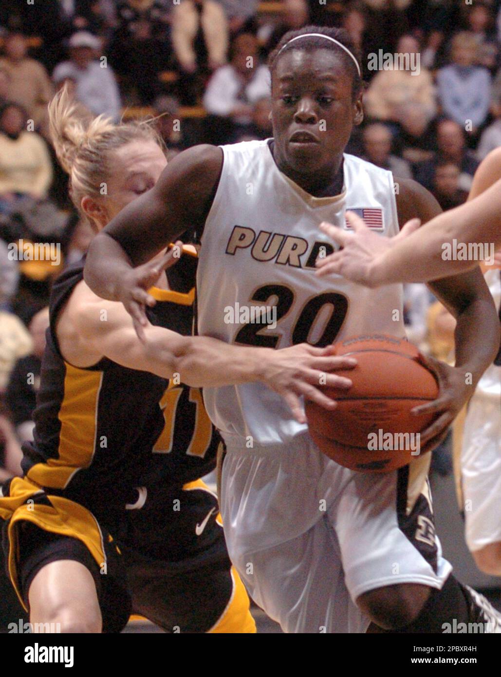 Purdue's FahKara Malone (20) drives to the basket against Iowa's Kristi Smith (11) during first half basketball action in West Lafayette, Ind.. Thursday. Feb. 22, 2007. (AP Photo/Dave Umberger) Stockfoto