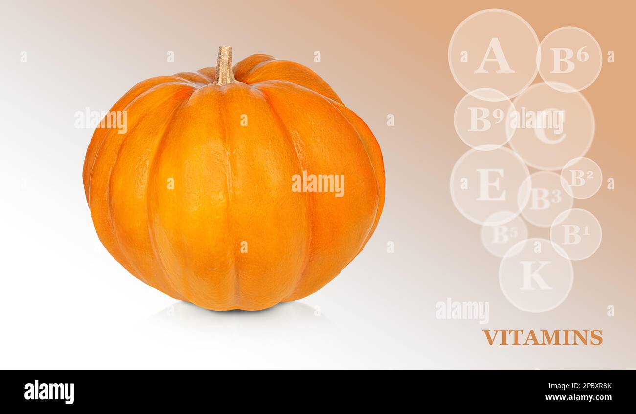 Auf einem farbigen Gradientenhintergrund isolierter Kürbis mit Vitaminmarkierungen in Kürbissen Stockfoto