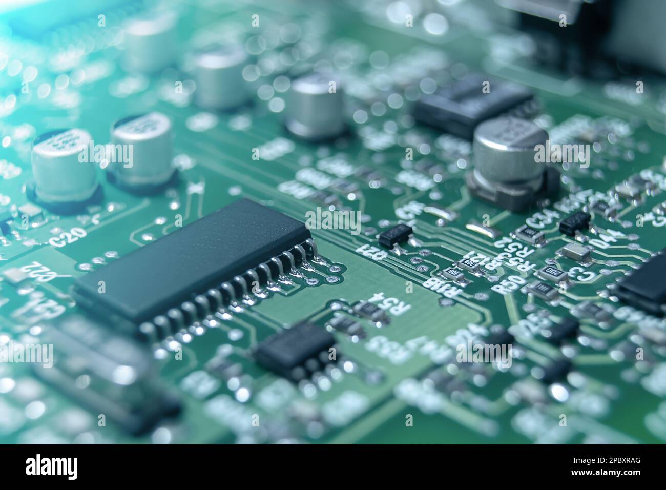 Nahaufnahme der Leiterplatte mit Prozessor, integrierten Schaltungen und vielen anderen auf der Oberfläche montierten passiven elektrischen Komponenten. Stockfoto