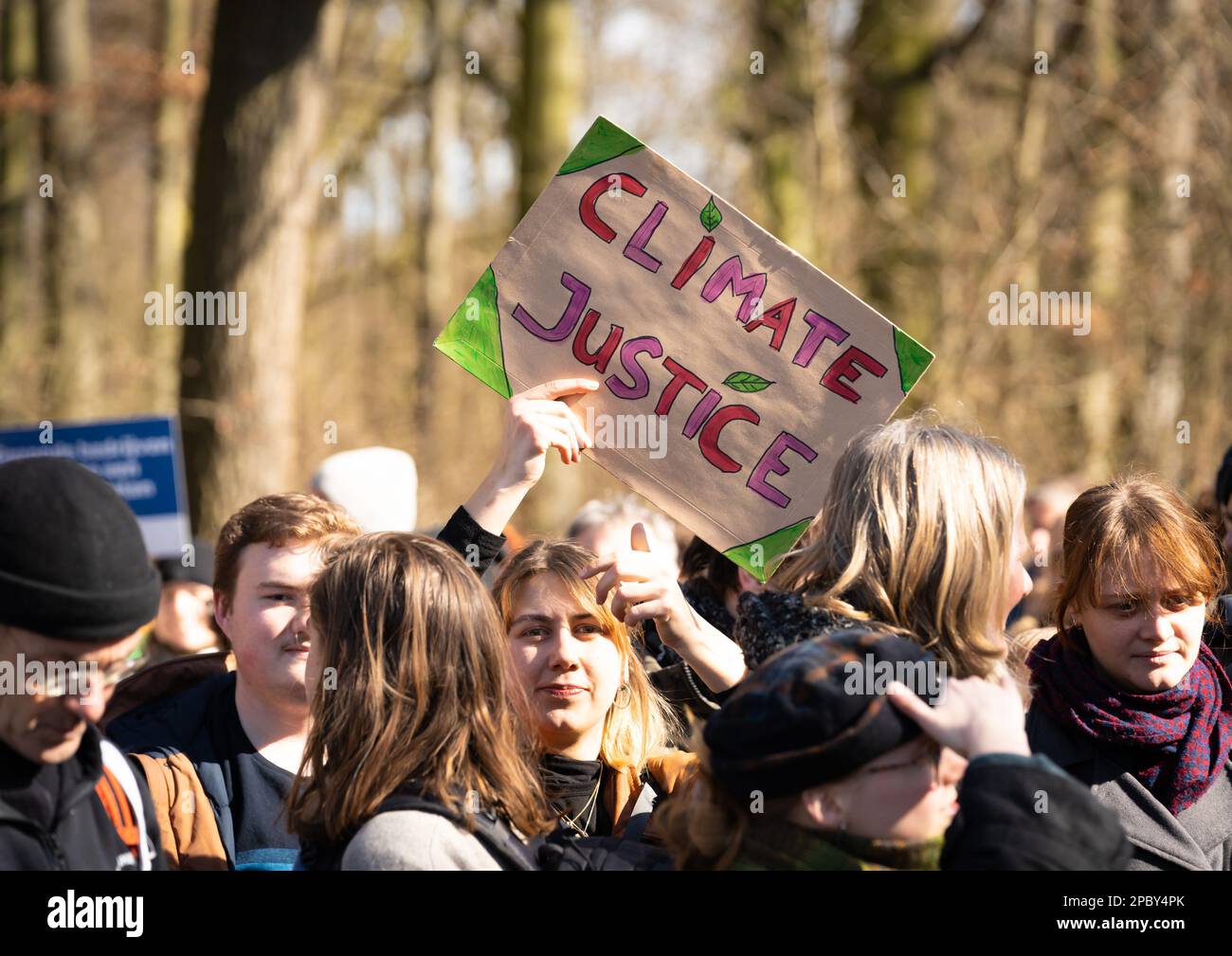 Den Haag, die Niederlande, 11.03.2023, Junges Mädchen mit einem Banner, auf dem "Klimagerechtigkeit" steht, während des Protests gegen die Rebellion-Bewegung gegen FO Stockfoto