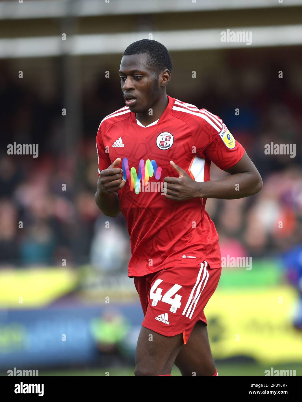 Mazeed Ogungbo of Crawley während des EFL League Two Match zwischen Crawley Town und Harrogate Town im Broadfield Stadium , Crawley , UK - 11. März 2023. Foto: Simon Dack/Teleobjektiv. Nur redaktionelle Verwendung. Kein Merchandising. Für Fußballbilder gelten Einschränkungen für FA und Premier League. Keine Nutzung von Internet/Mobilgeräten ohne FAPL-Lizenz. Weitere Informationen erhalten Sie von Football Dataco Stockfoto