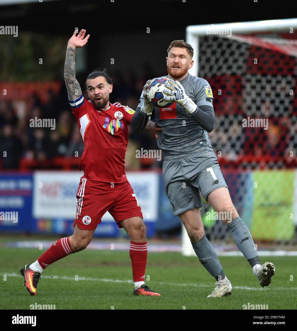 Dom Telford of Crawley fordert Mark Oxley von Harrogate während des zweiten EFL League-Spiels zwischen Crawley Town und Harrogate Town im Broadfield Stadium , Crawley , Großbritannien - 11. März 2023 Photo Simon Dack/Telephoto Images. Nur redaktionelle Verwendung. Kein Merchandising. Für Fußballbilder gelten Einschränkungen für FA und Premier League. Keine Nutzung von Internet/Mobilgeräten ohne FAPL-Lizenz. Weitere Informationen erhalten Sie von Football Dataco Stockfoto