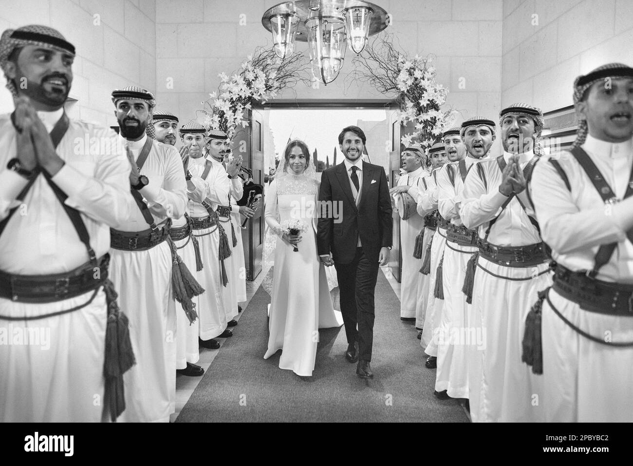 Amman, Jordanien. 12. Februar 2023. Jordanische Prinzessin Iman bint Abdullah II. Und Jameel Alexander Thermiotis, gehen Sie während ihrer Hochzeit am 12. März 2023 im Beit Al Urdun (Haus des Jordaniens) Palace in Amman, Jordanien, durch das Zimmer. Foto: Balkis Press/ABACAPRESS.COM Kredit: Abaca Press/Alamy Live News Stockfoto