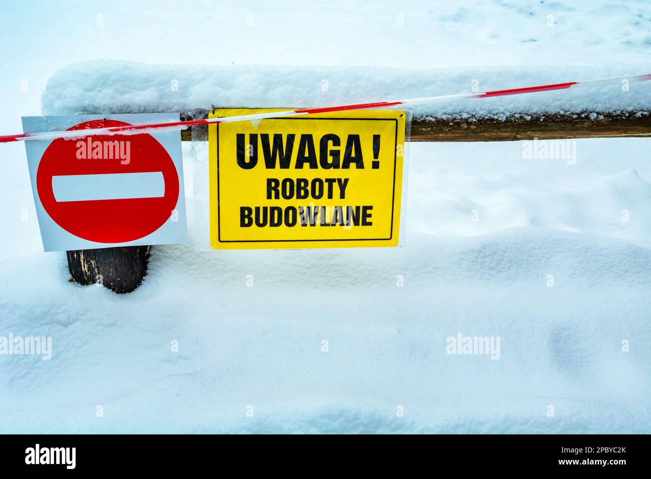 Kein Zutrittsschild am Zaun und gelb auf Polnisch, Achtung, Winterschneetag Stockfoto