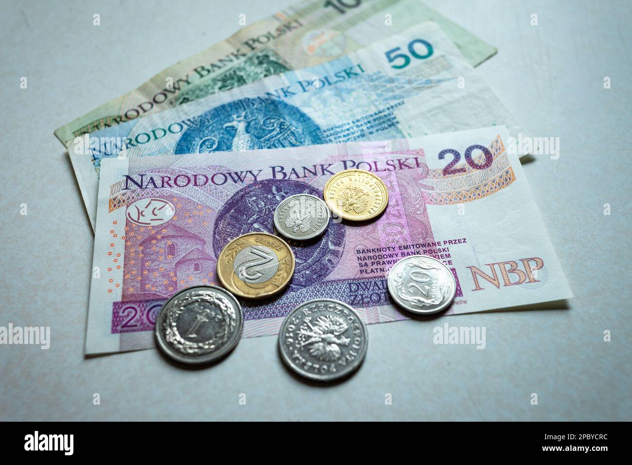 Polnische Münzen und Banknoten auf der Theke, Draufsicht Stockfoto