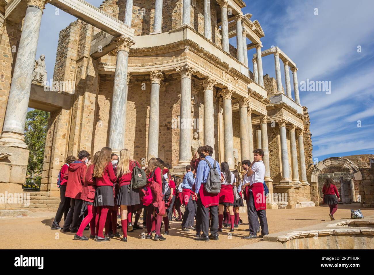 Schulklasse in Uniform im historischen römischen Theater von Merida, Spanien Stockfoto