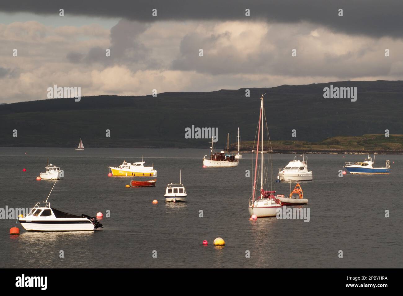 Kleine Boote vor Anker im natürlichen Seehafen in Tobermory, Mull, Schottland Stockfoto