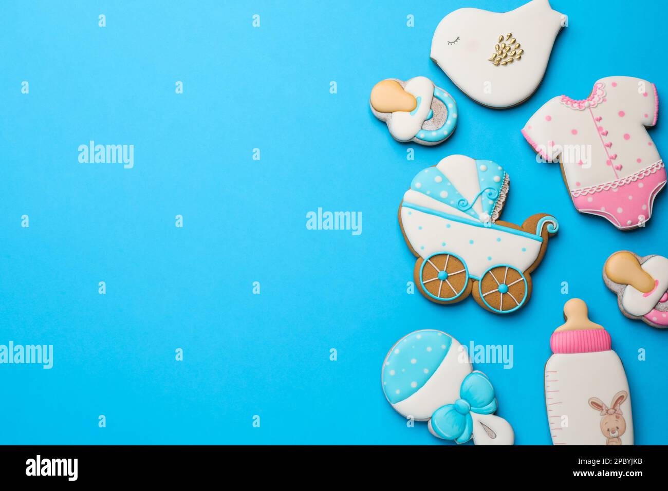 Süße leckere Kekse verschiedener Formen auf hellblauem Hintergrund, flach liegend mit Platz für Text. Babyparty Stockfoto