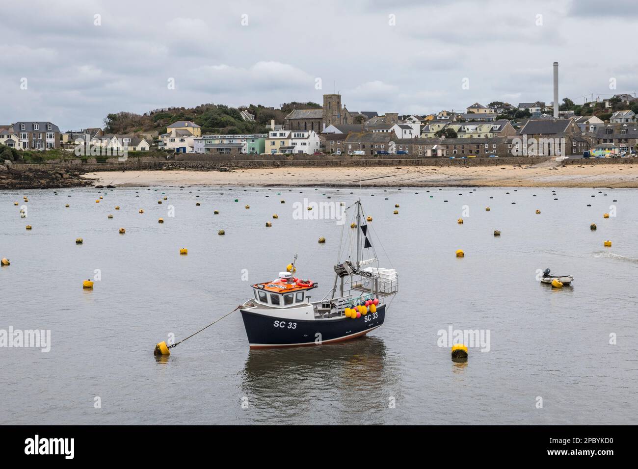 Ein kleines Fischerboot bei Ebbe im Hafen von Hugh Town auf St. Mary's, Isles of Scilly, Cornwall, Großbritannien Stockfoto