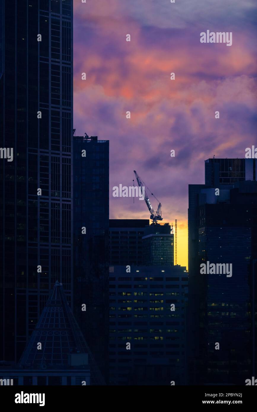 Melbourne, Victoria, Australien - Kran auf dem Gebäude im zentralen Geschäftsviertel bei Sonnenuntergang Stockfoto