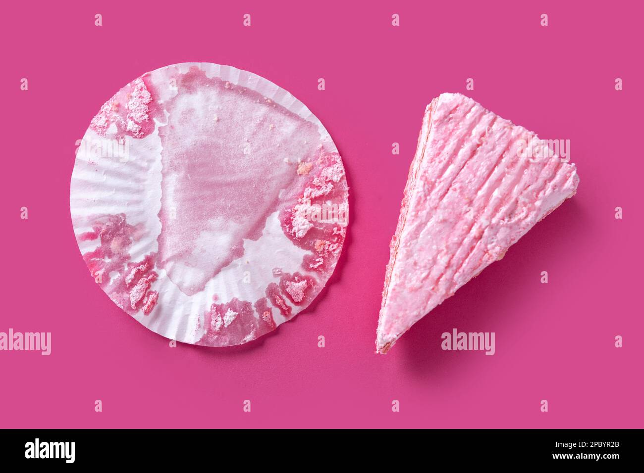 Rosafarbener Erdbeerkuchen auf pinkfarbenem Hintergrund. Draufsicht. Stockfoto