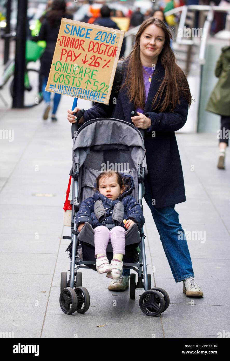 London, Großbritannien. 13. März 2023. Junge Ärzte beginnen 72 Stunden Streik. Juniorärzte vor dem Universitätsklinikum von Euston Credit: Mark Thomas/Alamy Live News Stockfoto