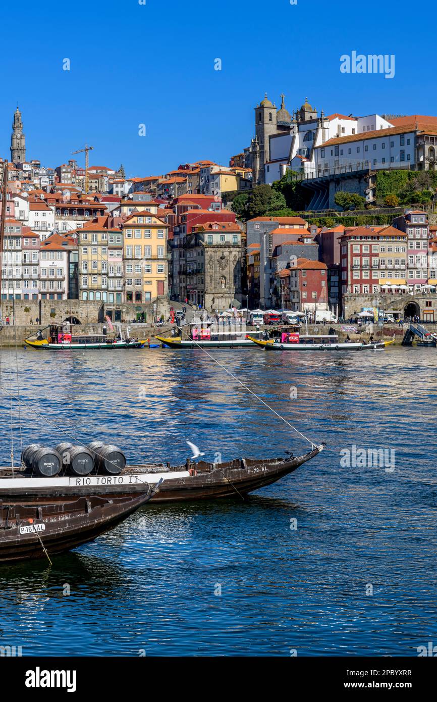 Der wunderschöne alte Hafen von Porto mit der Cais da Ribeira auf der gegenüberliegenden Seite des Flusses Douro. Die eindrucksvolle Bogenbrücke ist die Luis-I-Brücke. Stockfoto