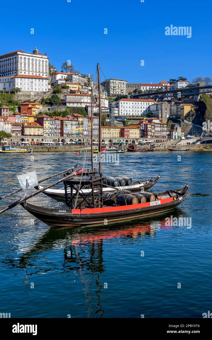 Der wunderschöne alte Hafen von Porto mit der Cais da Ribeira auf der gegenüberliegenden Seite des Flusses Douro. Die eindrucksvolle Bogenbrücke ist die Luis-I-Brücke. Stockfoto