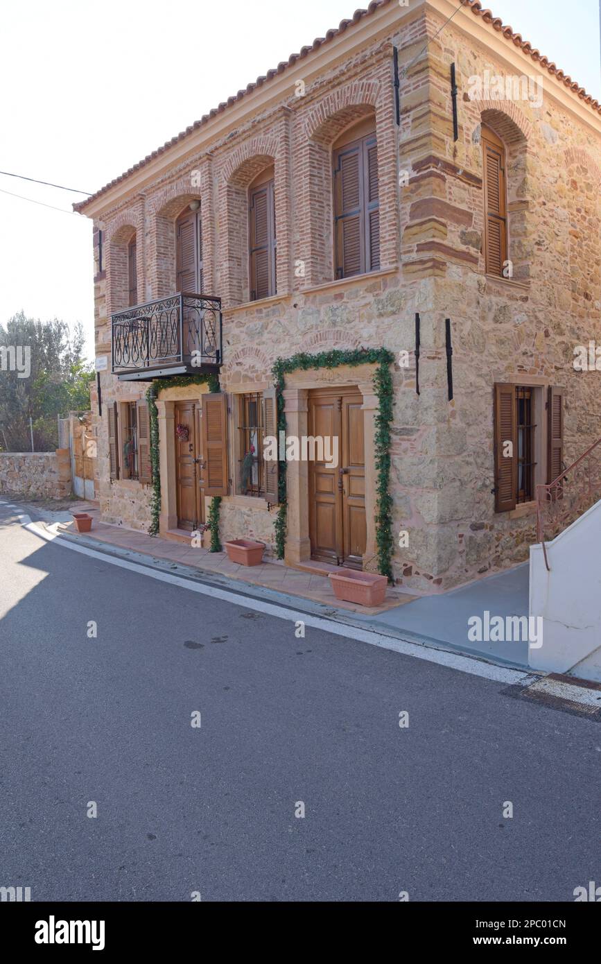 Ein traditionelles Steinhaus mit Weihnachtsdekorationen rund um die Türen, Insel Chios, Griechenland Stockfoto