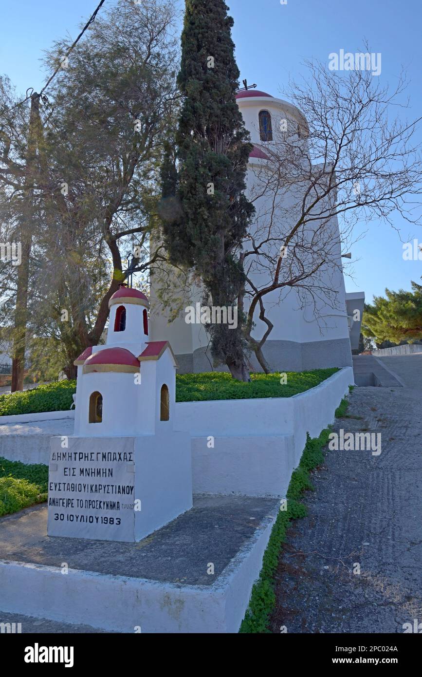 Proskynitaria oder Kandylakia, ein Schrein am Straßenrand, vor der griechisch-orthodoxen Kirche von Agios Efstathios, Chios Insel, Griechenland Stockfoto